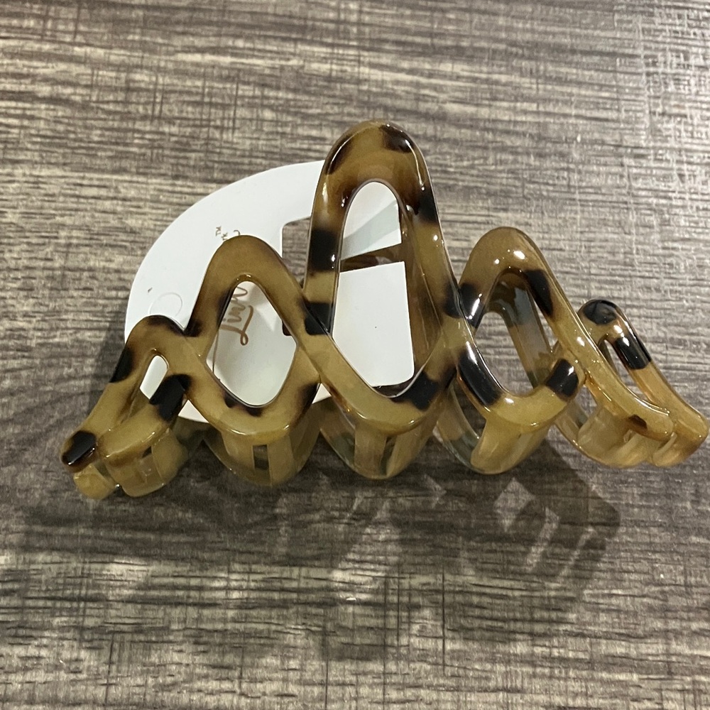 Tan Wavy Hair Clip
